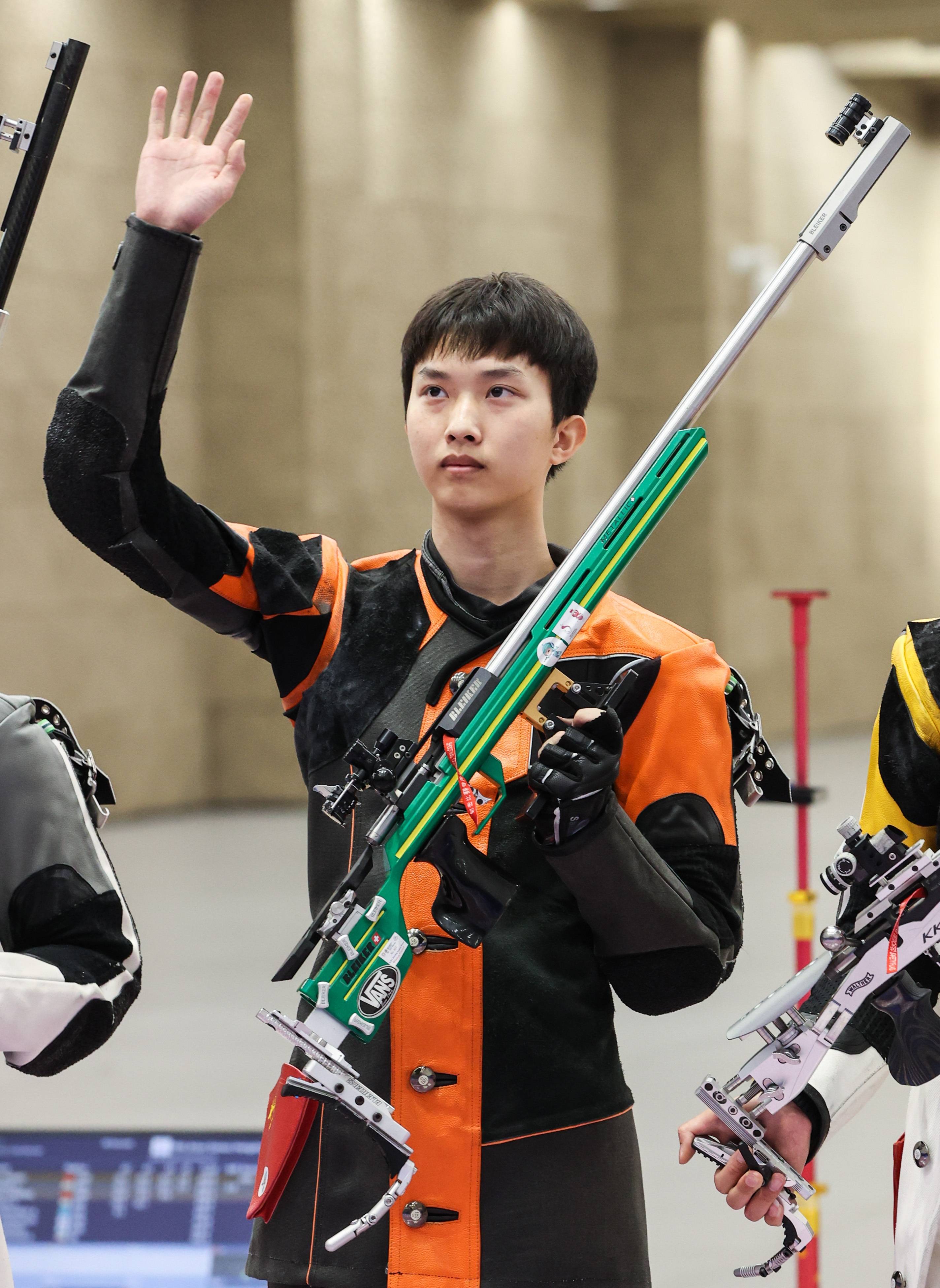 瑞士射击选手夺得亚军，金牌在望