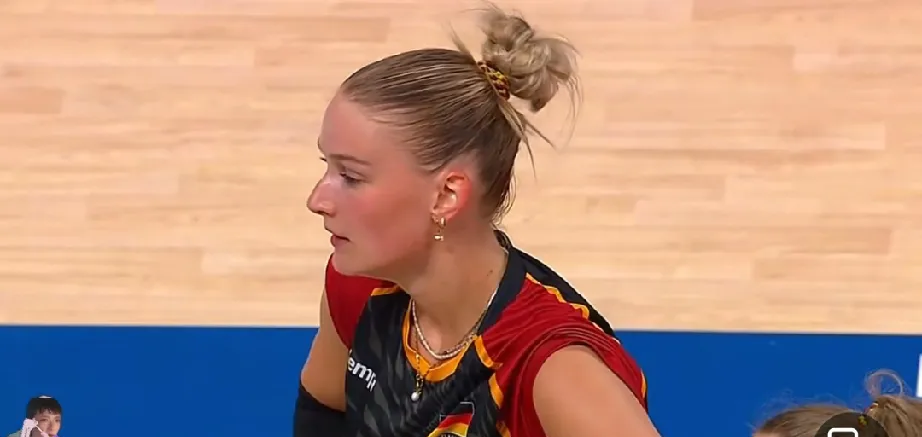 德国选手在排球比赛中展现出色发球技术 德国选手在排球比赛中展现出色发球技术