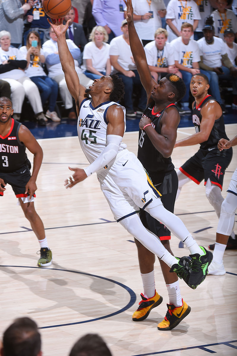 九游体育在线-雄鹿逆转胜出，全队发挥出色合力取胜