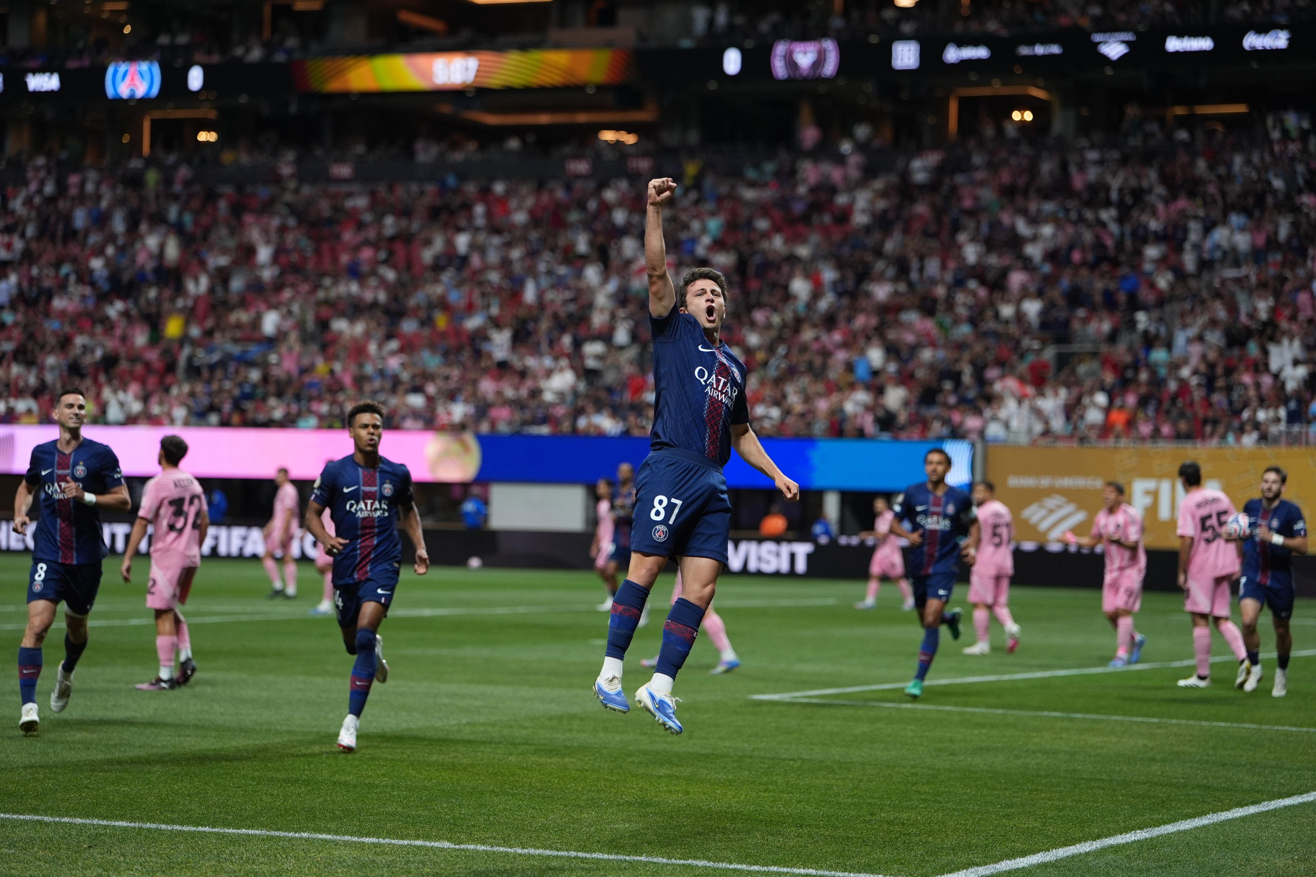 巴萨大胜巴黎圣日耳曼，晋级轻松