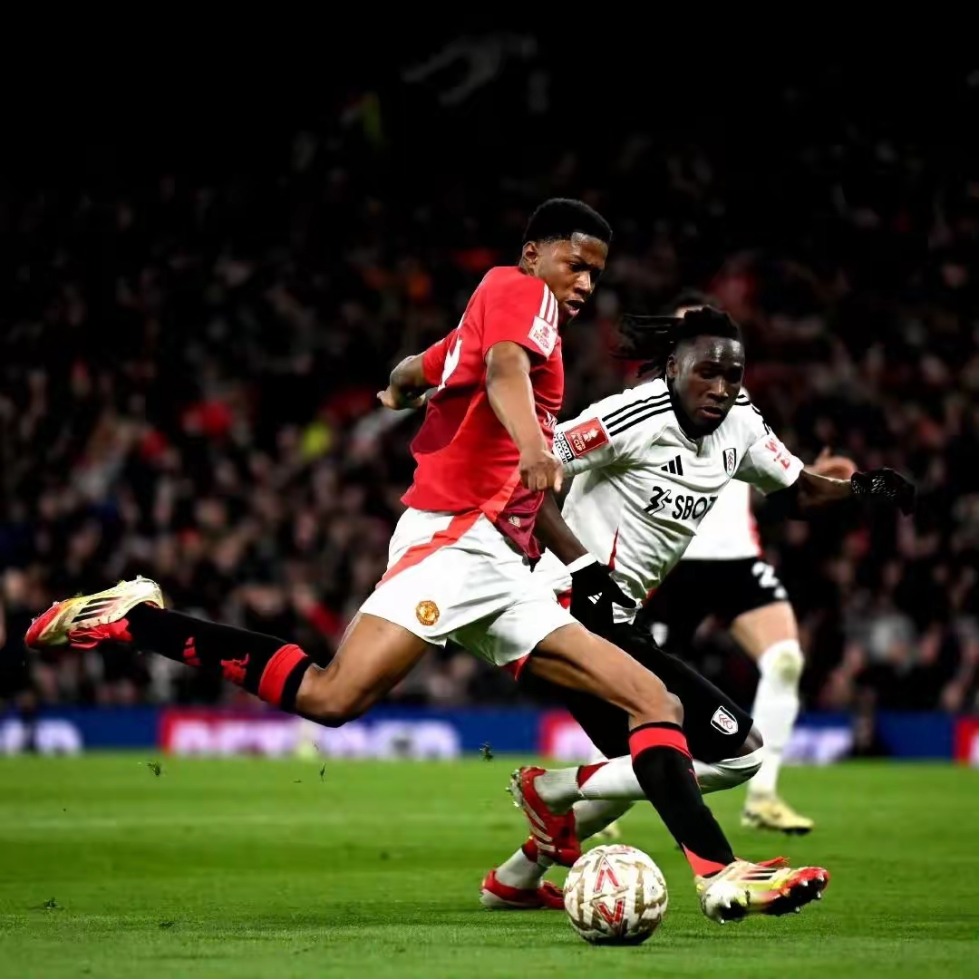 经典足球战役：球场上对决看点十足的简单介绍