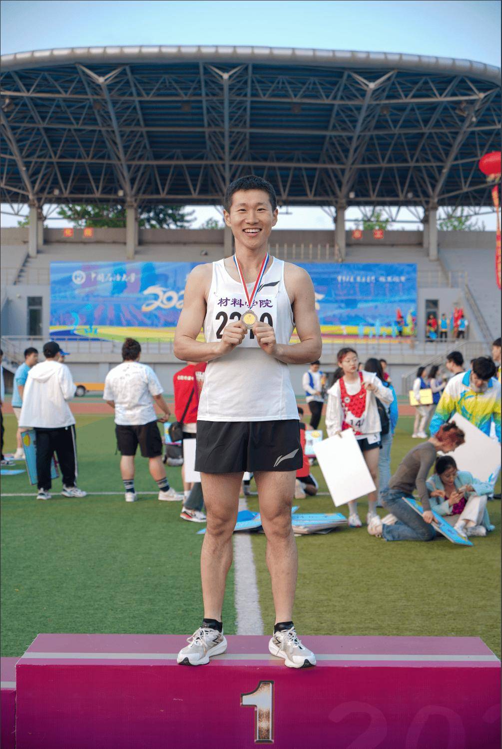 运动员们坚韧拼搏,倾注全力 运动员们坚韧拼搏,倾注全力