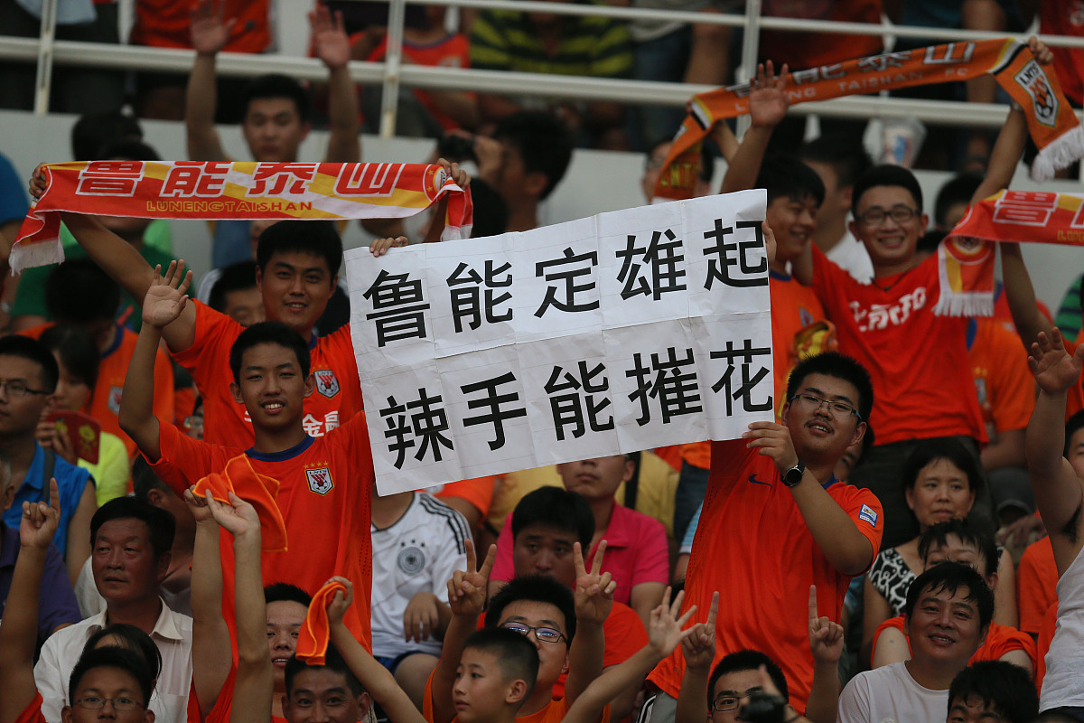 足球比赛季后赛战况激烈助威声不断 足球比赛季后赛战况激烈助威声不断