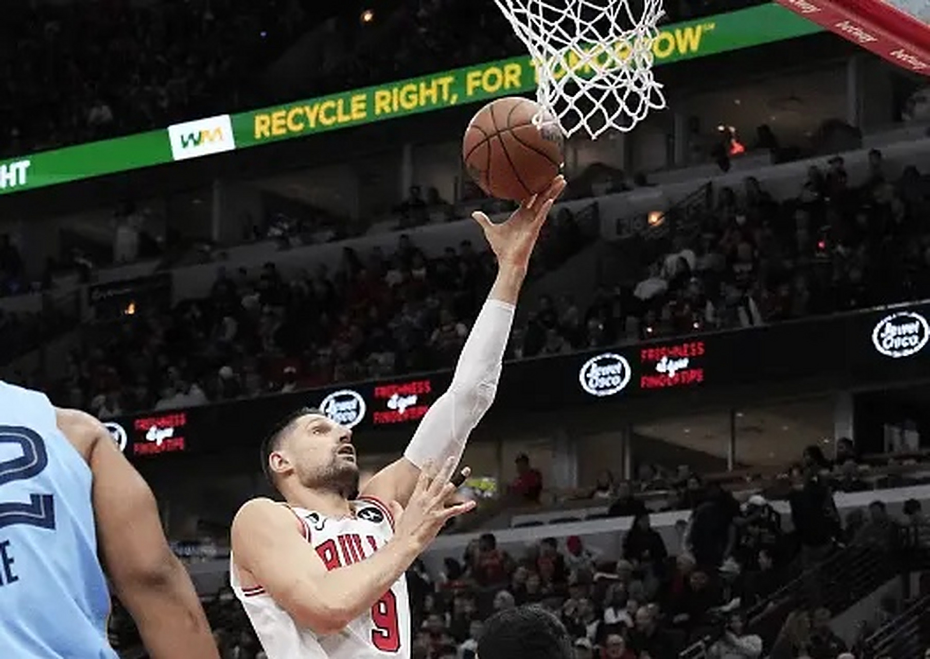 灰熊逆转险胜公牛,依旧领跑 灰熊逆转险胜公牛,依旧领跑