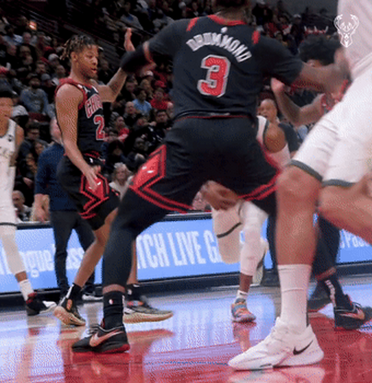 雄鹿客场击败篮网继续领跑 雄鹿客场击败篮网继续领跑