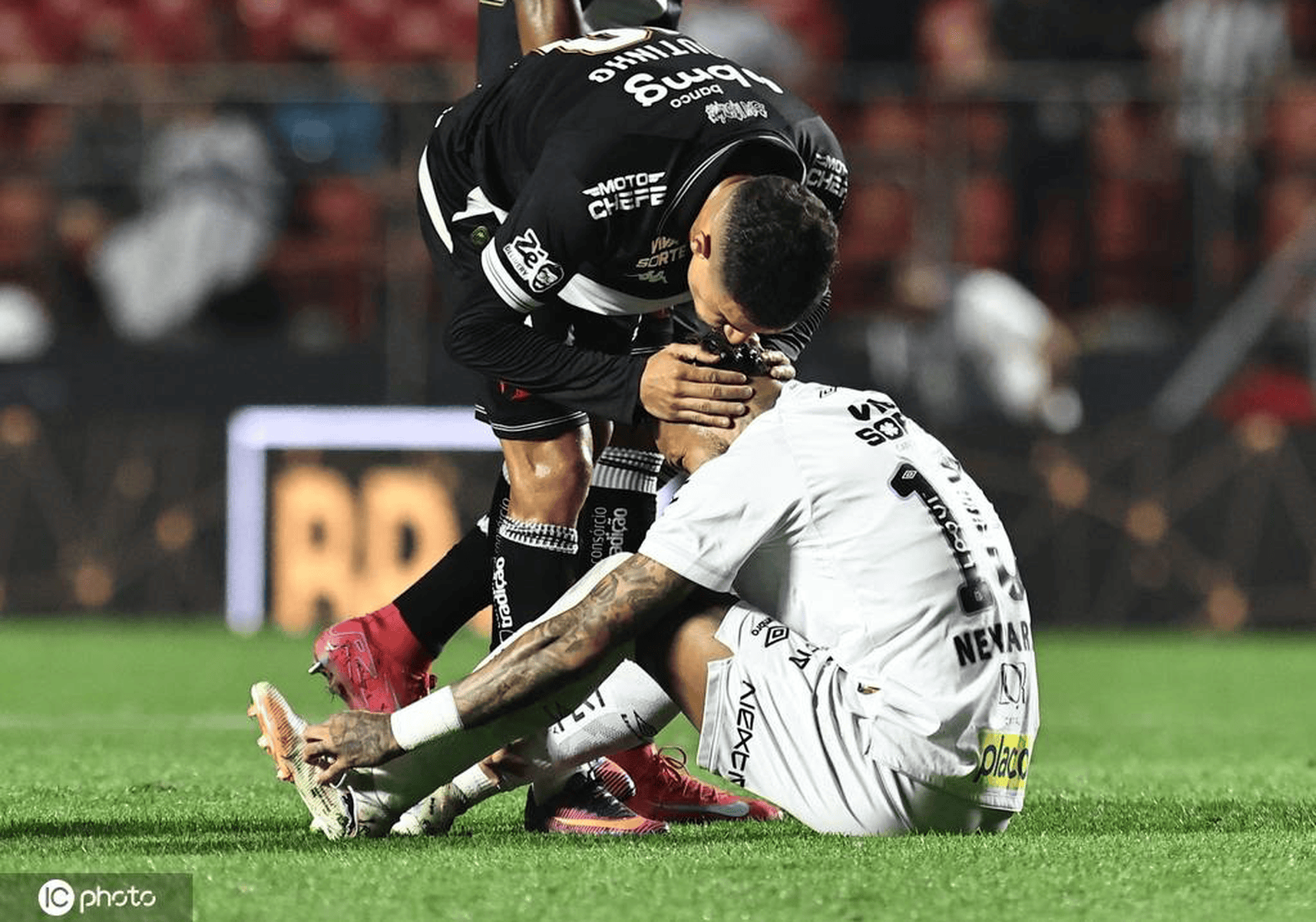 九游体育网页版入口-顶尖前锋受伤离队，球队陷入危机的简单介绍